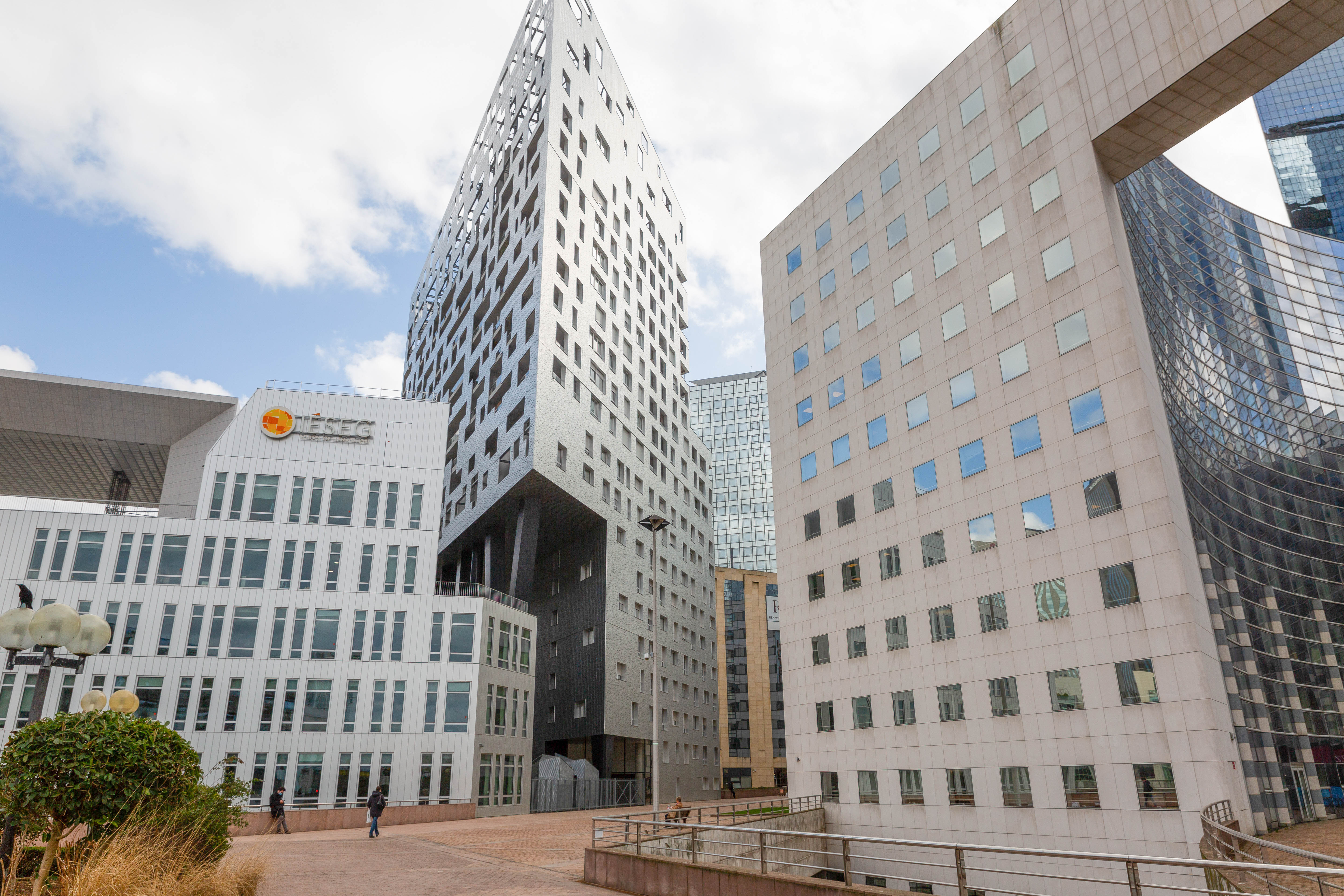 YouFirst-Campus_Paris-Grande-Arche_Facade-Residence (13).jpg